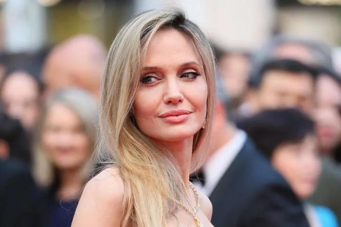 Angelina Jolie đẹp dịu dàng như nàng thơ tại LHP Cannes 2025 | Báo Dân trí