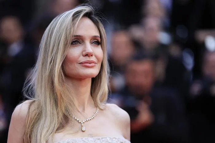 Angelina Jolie tâm sự về nỗi đau mất mẹ