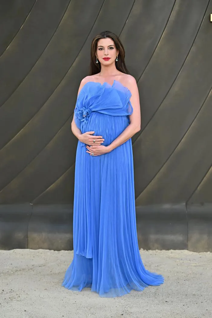 Bà bầu' Anne Hathaway được khen như nữ thần trên thảm đỏ - Ngôi sao