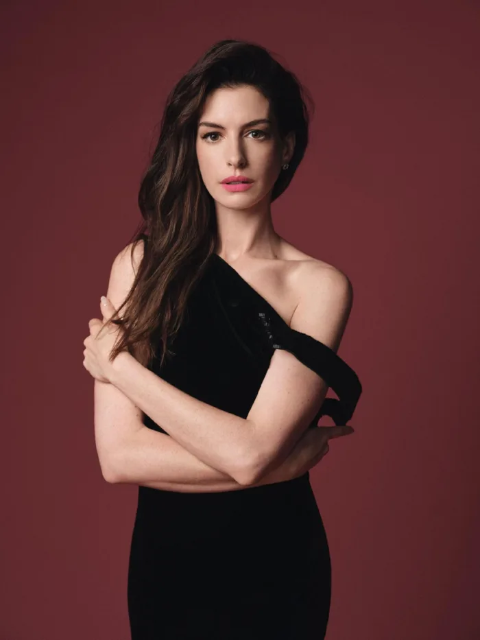 Anne Hathaway gây sốt với vẻ đẹp chuẩn “nữ thần” ở tuổi U40