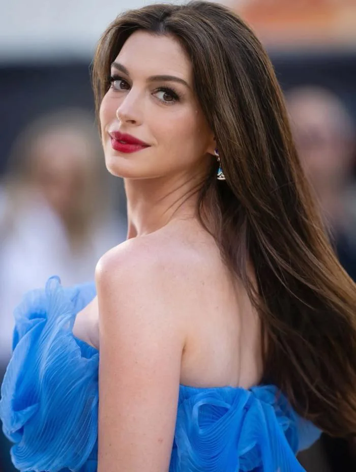 Bà bầu' Anne Hathaway được khen như nữ thần trên thảm đỏ - Ngôi sao