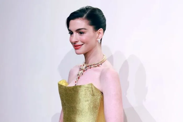 Vẻ đẹp trẻ trung, quyến rũ của Anne Hathaway ở tuổi 43