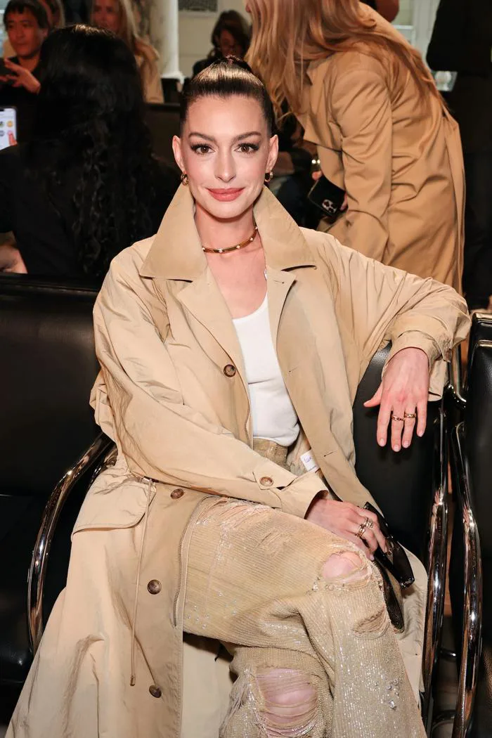 Vẻ đẹp trẻ trung, quyến rũ của Anne Hathaway ở tuổi 43
