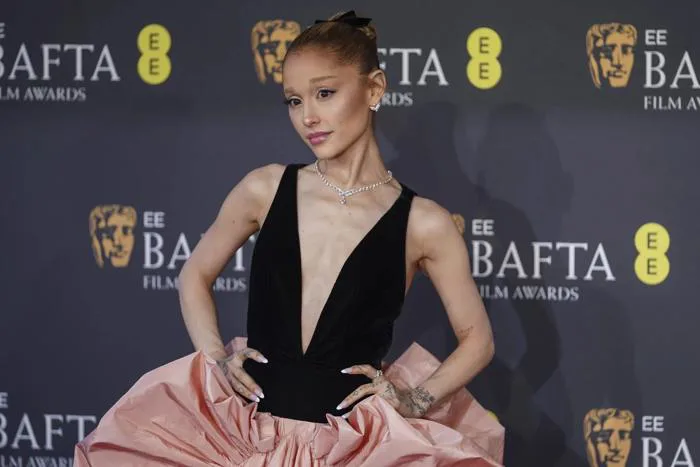 Nhan sắc của Ariana Grande trên thảm đỏ gây chú ý
