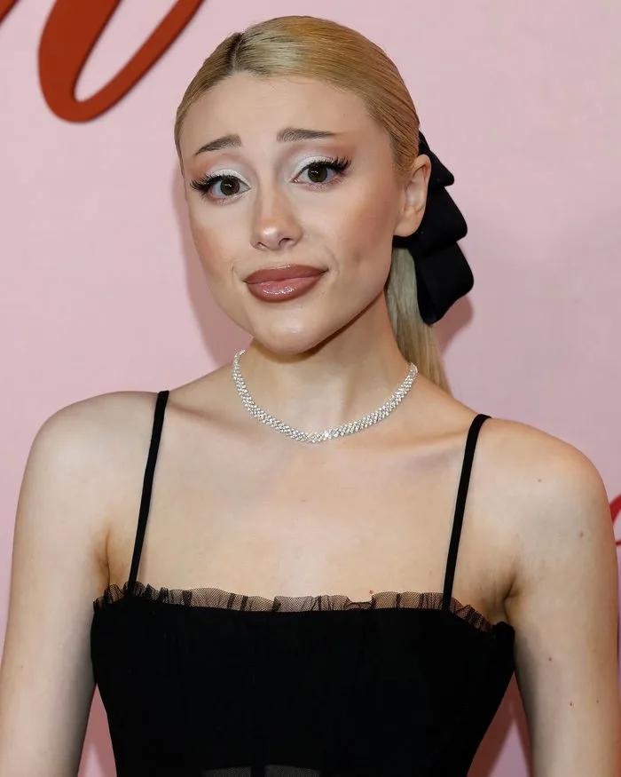 Chuyện gì đã xảy ra với Ariana Grande?