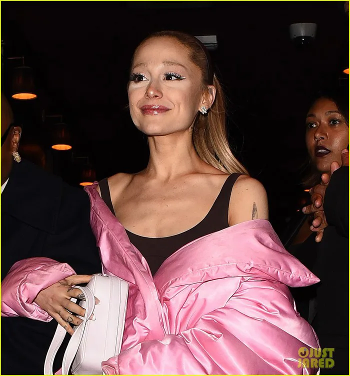 Ariana Grande xuất hiện với vẻ gầy gò không nhận ra
