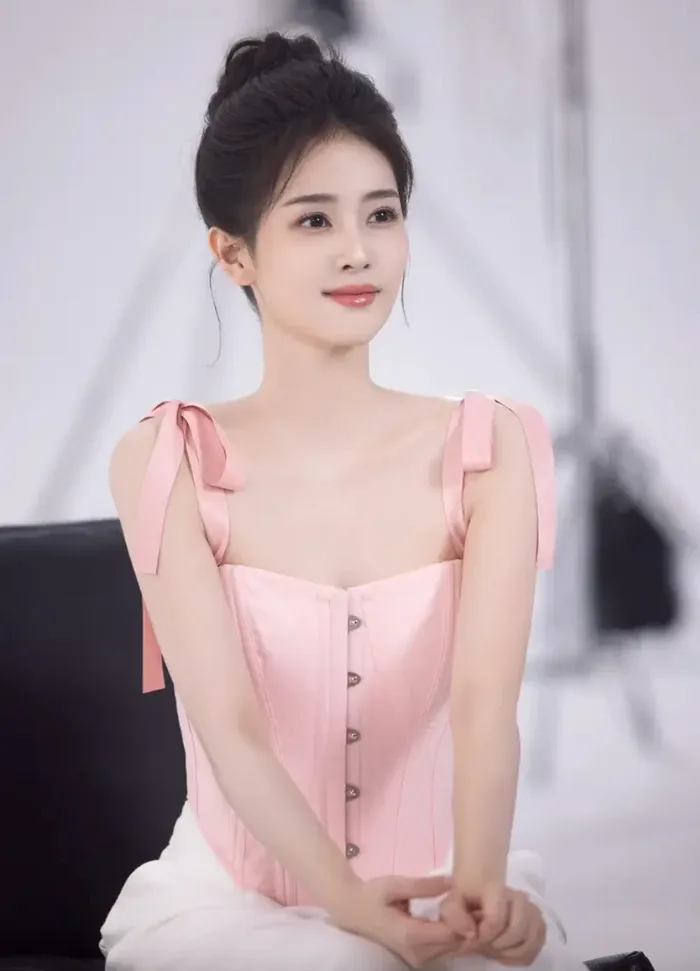 Bạch Lộc đẹp mướt mắt trong ảnh hậu trường - Saostar.vn