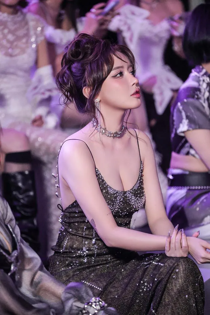 Bích Phương thừa nhận từng lo lắng vì lớn tuổi nhất trong dàn 