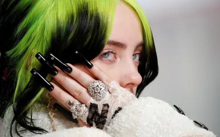 Billie Eilish bỗng trở thành 'kẻ thù' của dư luận sau một cú like -  Saostar.vn
