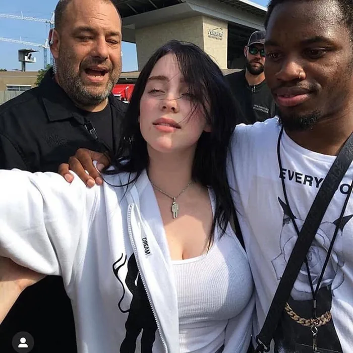 Rũ bỏ oversize Billie Eilish khiến dân tình xôn xao khi diện áo hai dây  quyến rũ nhức mắt