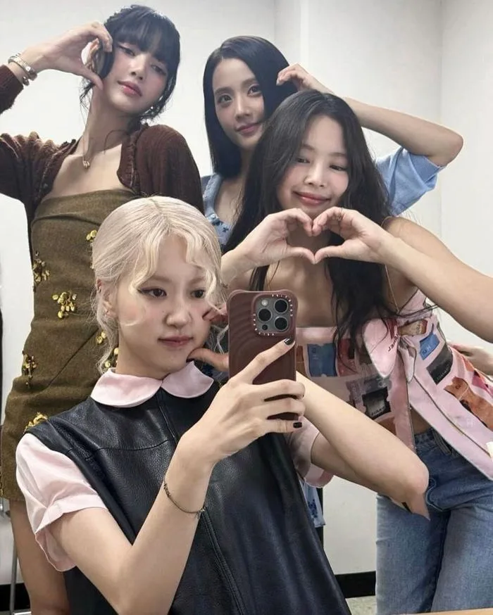 Những bức ảnh chứng minh mối quan hệ bền chặt của Blackpink