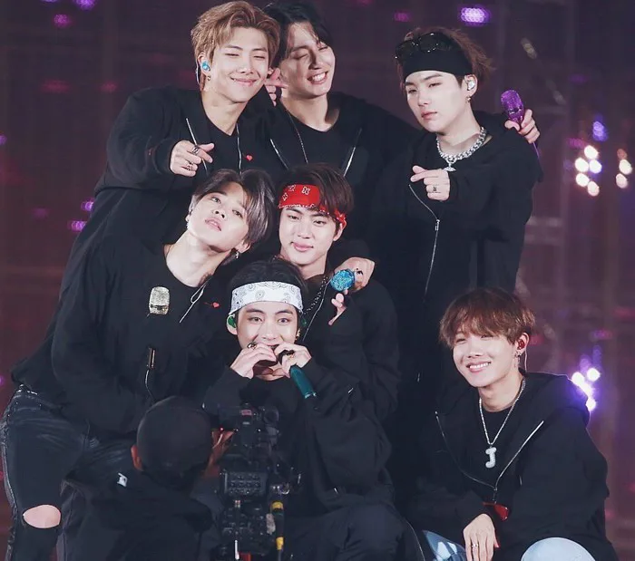 Xót xa hình ảnh fan cuồng BTS đứng giữa trời lạnh, ngắm thần tượng từ xa  chỉ vì không có vé vào xem