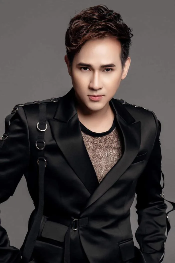 Chuyện đời ca sĩ Việt nổi tiếng sau một cơn mưa, cuộc sống giàu có, không  vợ con ở tuổi U50