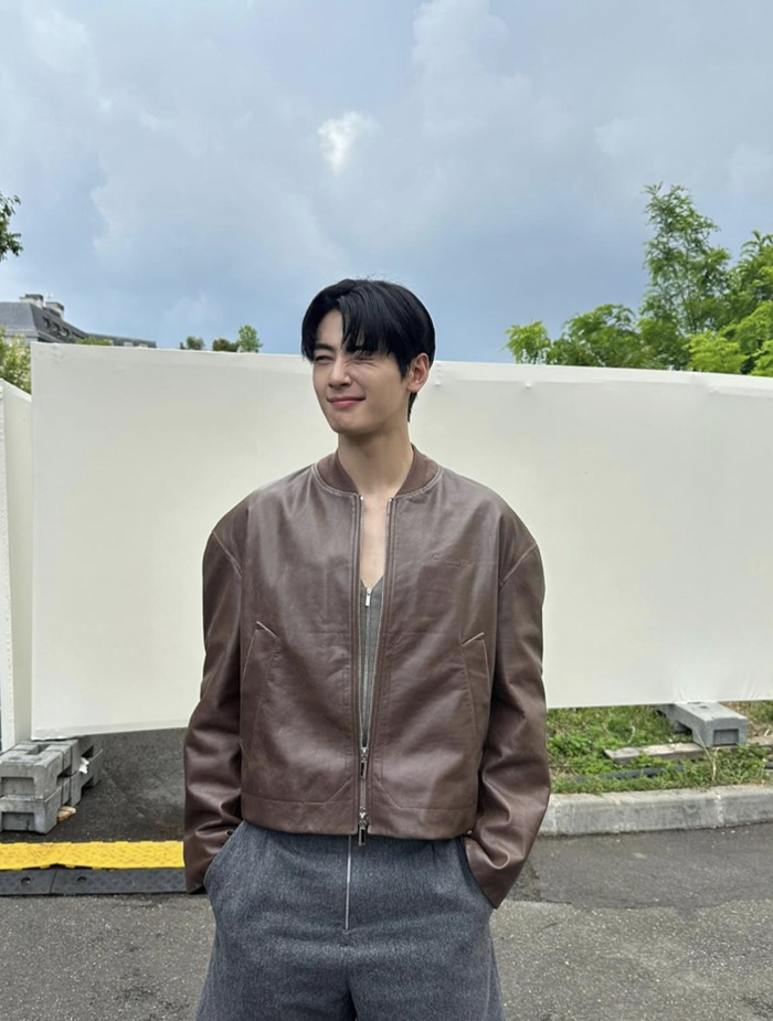 Khám phá 'gia tài' phim ảnh cùng phong cách ăn mặc của nam thần Cha Eun Woo