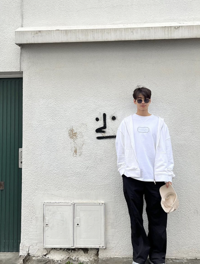 Khám phá 'gia tài' phim ảnh cùng phong cách ăn mặc của nam thần Cha Eun Woo