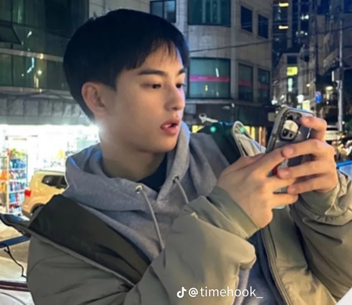 Em trai nam thần đẹp trai nhất Kpop Cha Eun Woo lần đầu lộ diện, đẹp tới  mức nào mà khiến dàn sao trầm trồ?