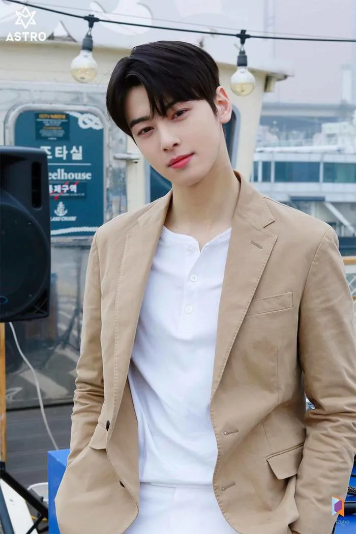 Netizen soi ra Cha Eun Woo vừa đổi iPhone 13 mới, nhưng lại cực kì 