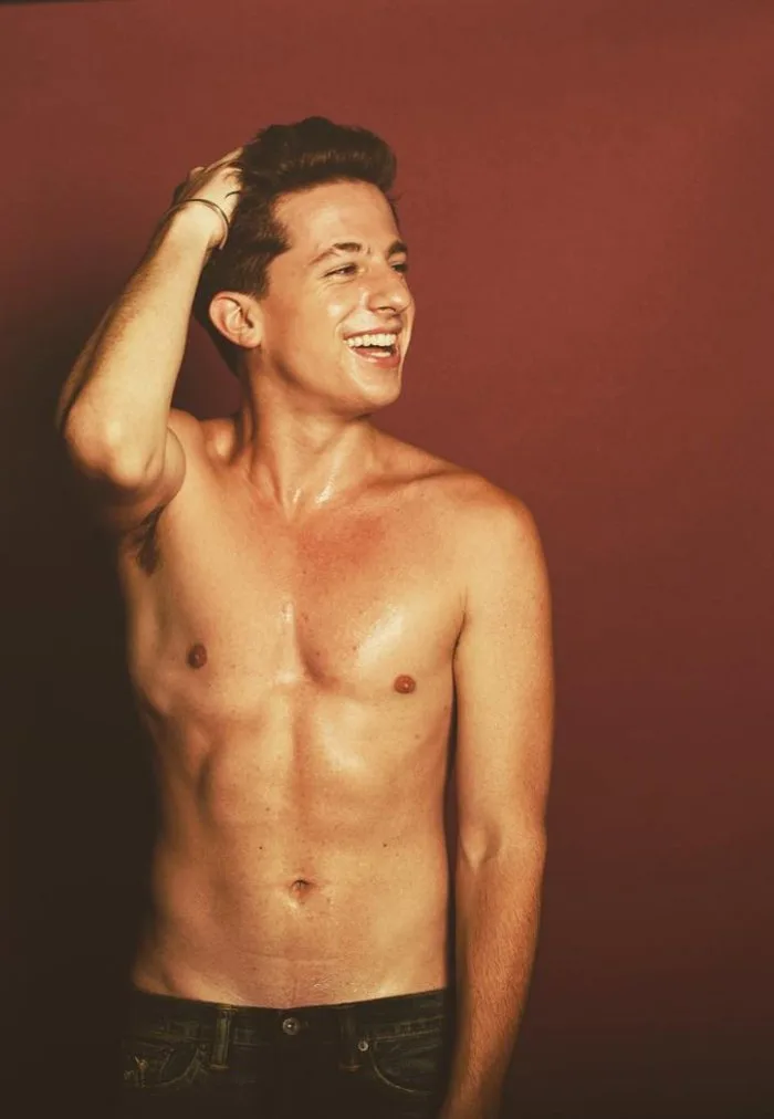Báo động: Charlie Puth khoe thân hình xồ xề, bụng ngấn mỡ trong đêm concert  mới nhất - Saostar.vn