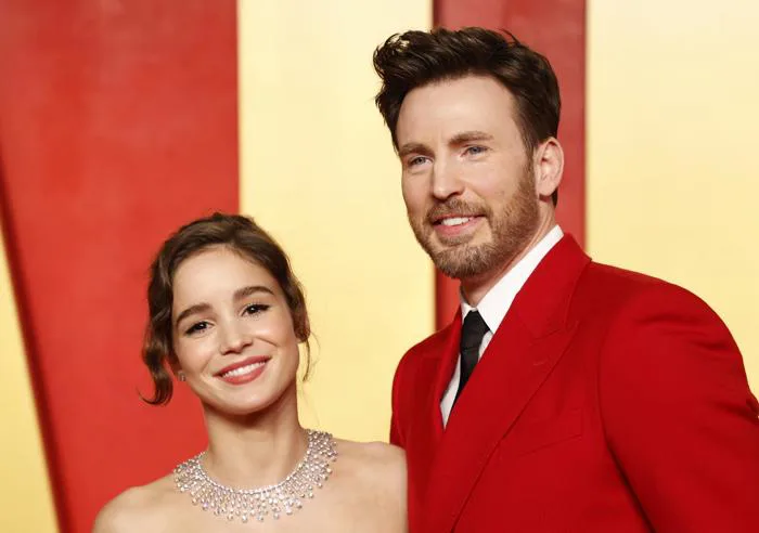 Đội trưởng Mỹ' Chris Evans và vợ kém 16 tuổi đón con đầu lòng