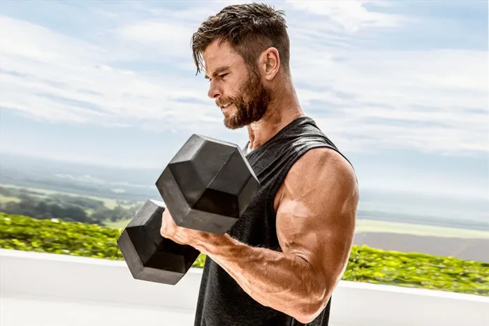 Chris Hemsworth tiết lộ bí quyết giữ thể hình săn chắc tuổi 40