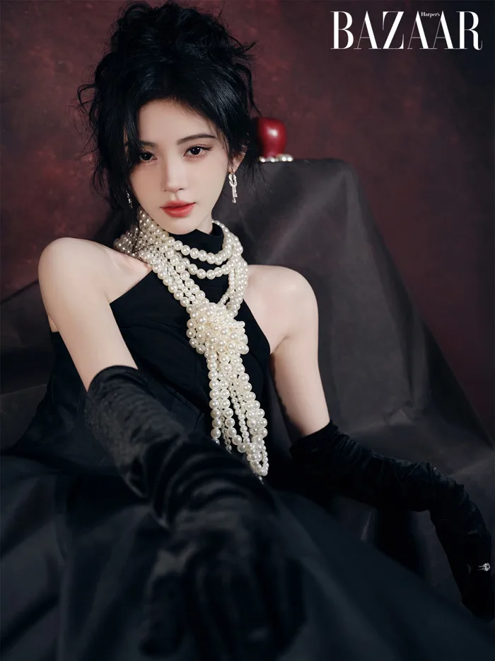 Cúc Tịnh Y làm sống dậy khoảnh khắc phong thần của Audrey Hepburn, Liv  Tyler | Harper's Bazaar Việt Nam