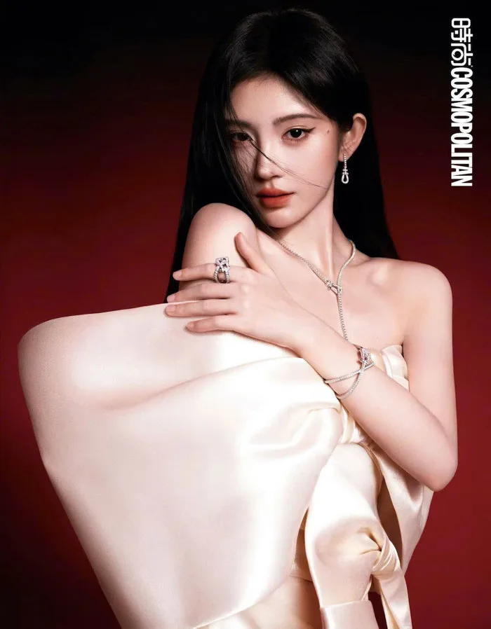 Cúc Tịnh Y diện trang phục SIXDO trên trang bìa Cosmopolitan