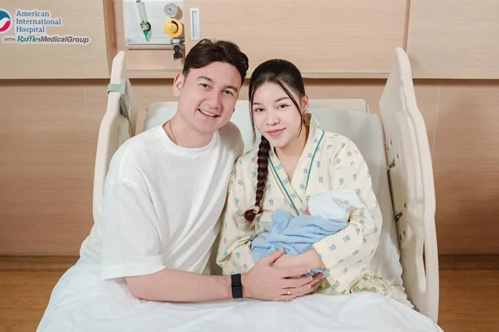 Thủ môn Đặng Văn Lâm và vợ đón con đầu lòng