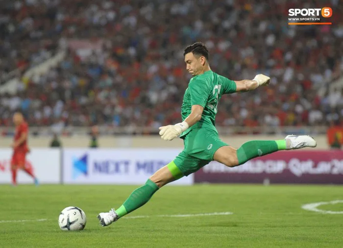 Đặng Văn Lâm được fan khen là 