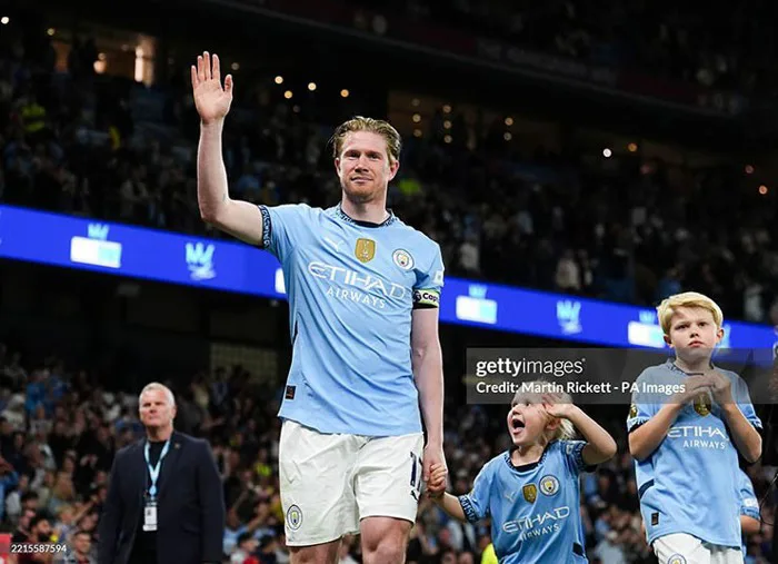 De Bruyne nghẹn ngào chia tay Man City sau 10 năm, HLV Guardiola bật khóc  tri ân