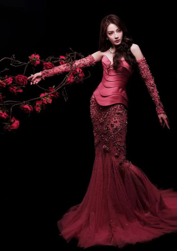 Địch Lệ Nhiệt Ba trở lại thảm đỏ trong sắc hồng lộng lẫy hút mắt người hâm  mộ