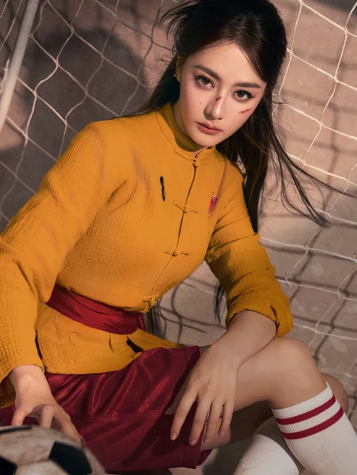 Tạo hình đầy thương tích của Địch Lệ Nhiệt Ba gây sốt - Saostar.vn