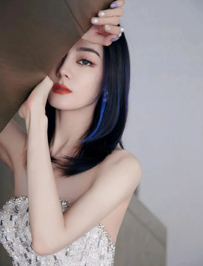 Địch Lệ Nhiệt Ba khiến fans “bỏng mắt” diện váy nhìn nghiêng như sắp rơi  vòng 1
