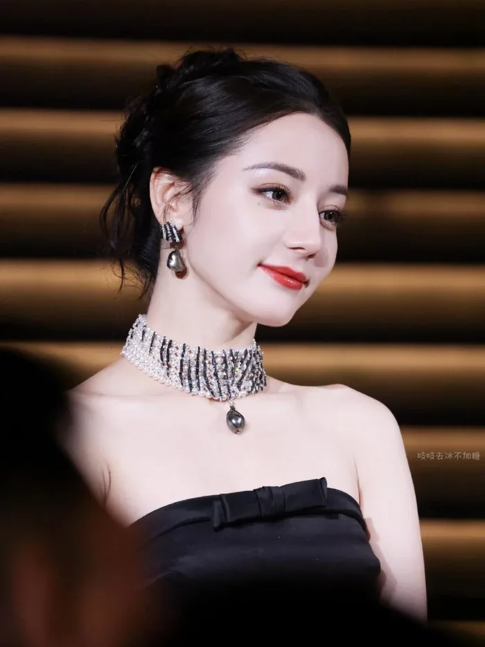 Visual sắc lẹm của Địch Lệ Nhiệt Ba gây xôn xao trong đêm - Saostar.vn