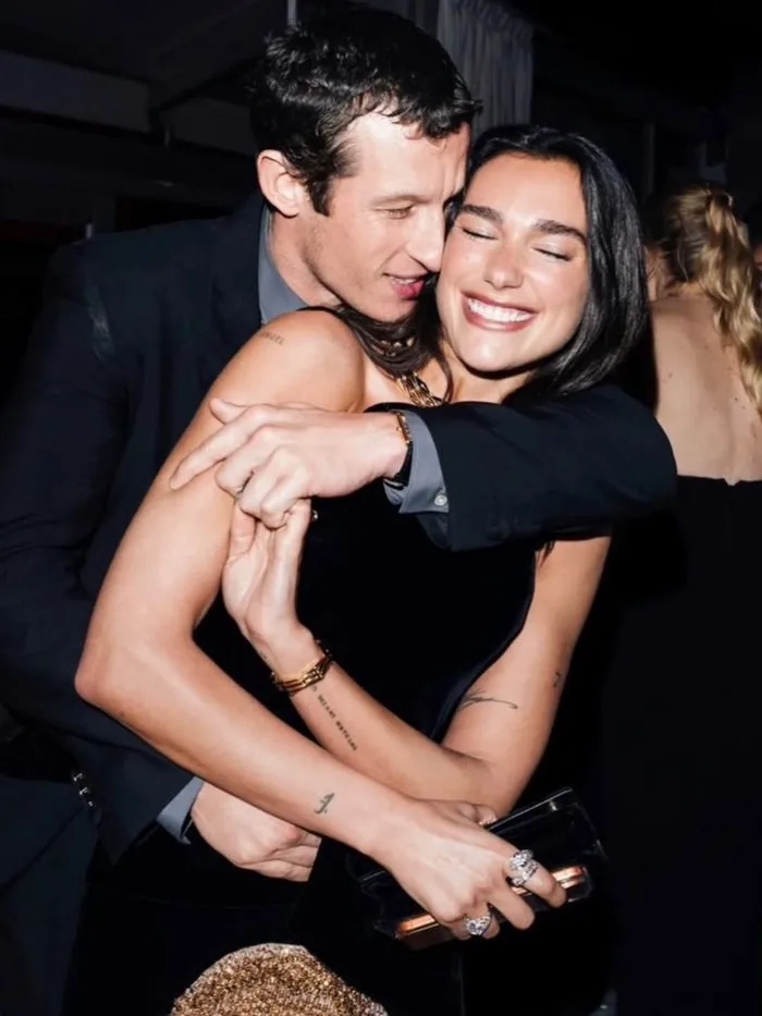 Dua Lipa kiện Samsung đòi 15 triệu USD vì tự ý in hình lên bao bì TV