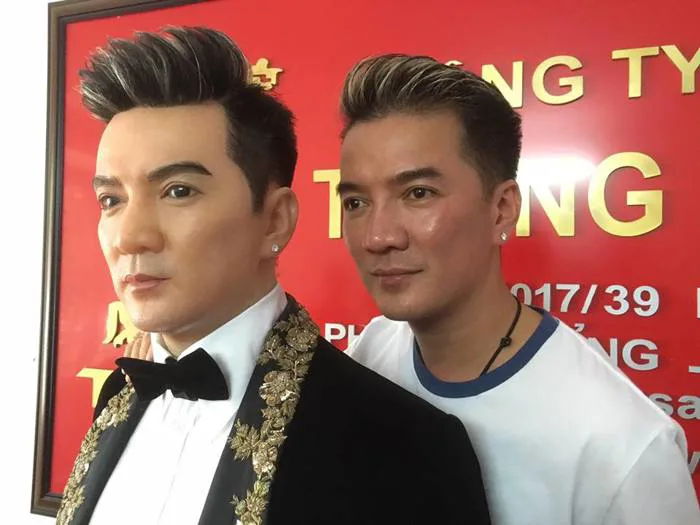 Đàm Vĩnh Hưng chăm chút cho tượng sáp của chính mình