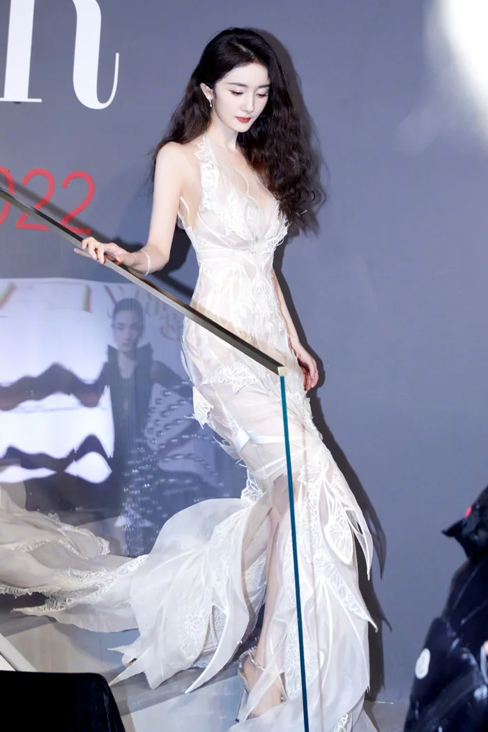 Tranh cãi ảnh Dương Mịch dự lễ trao giải: Hình studio trắng bệch dìm hàng,  fan chụp vội lại tôn trọn sắc vóc thần tiên?