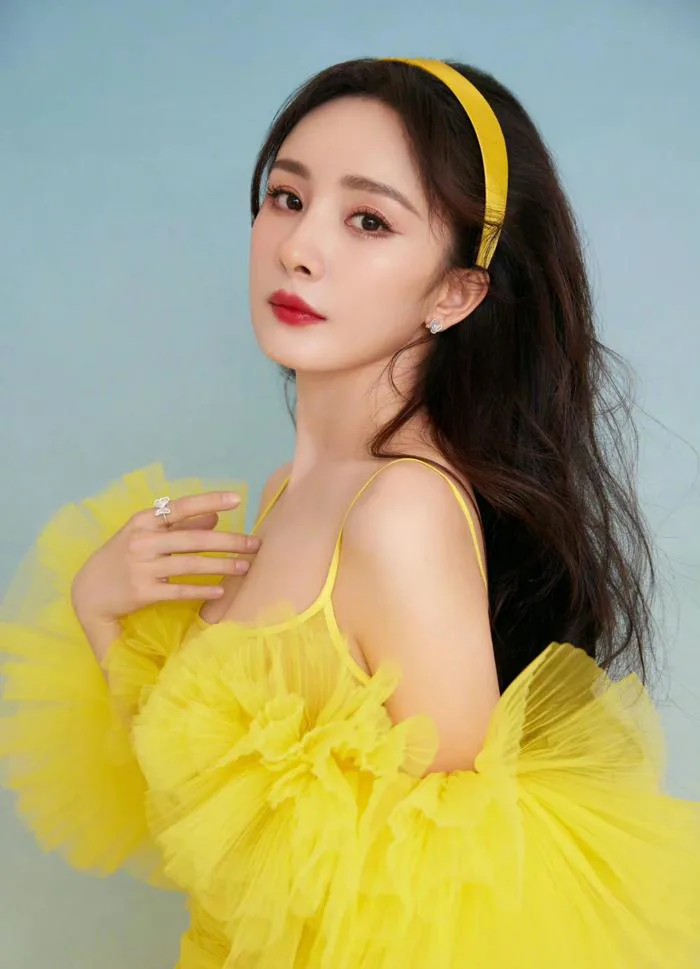 Dương Mịch khoe váy áo rực rỡ mừng sinh nhật