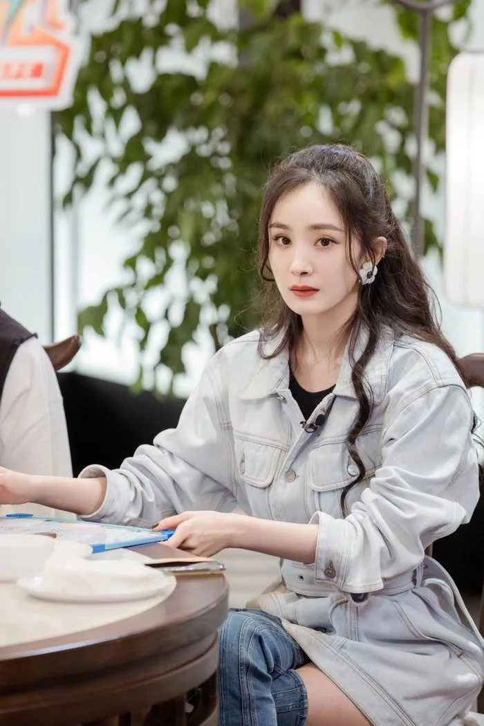 Đẫ 35 tuổi, Dương Mịch style vẫn trẻ trung như gái đôi mươi
