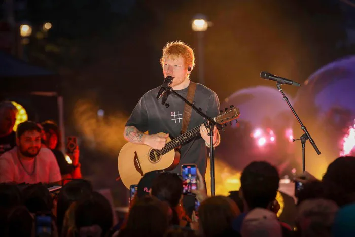 Ed Sheeran gặp khó khăn trong tour diễn khi nhiều nghệ sĩ đồng hành rút lui
