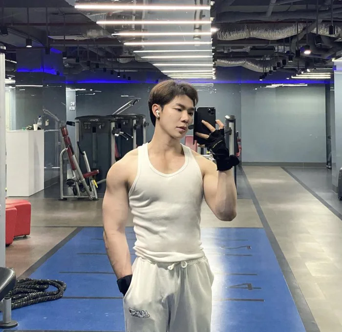 Sao Việt 13/9: Erik khoe body vạm vỡ, Hoàng Oanh hạnh phúc bên con trai lai  Tây