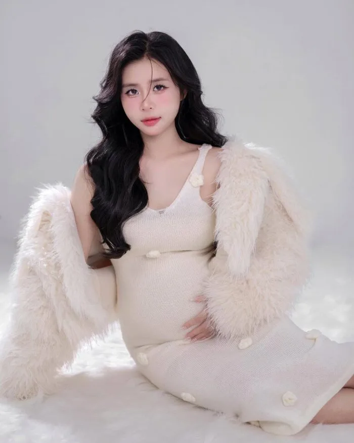 Hot girl 2k4 khoe dáng nuột nà căng tràn khi bước xuống bàn đẻ, khiến chàng  cầu thủ mê như điếu đổ