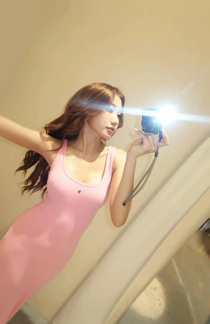 Lấy chồng năm 18 tuổi, hot girl 2K4 giờ hết nổi loạn, ăn mặc gợi cảm nhưng  chẳng ai ném đá