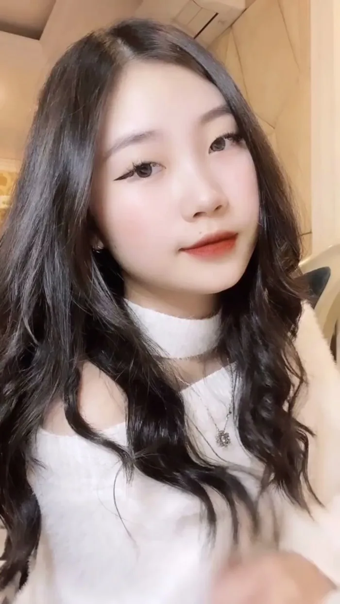 Gái xinh 2k4 sở hữu thành tích ấn tượng, nhìn background biệt thự sang  chảnh cùng dàn đồ hiệu mà choáng trước độ giàu