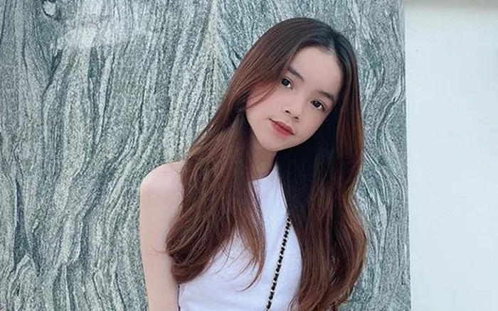 Lê Gia Linh (Meo xinh) - 2k6 khuấy đảo MXH: Siêu nổi từ hồi tiểu học, nhan  sắc lẫn hàng hiệu đều không thiếu
