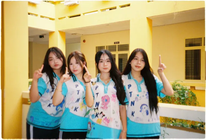 Teen 2k8 biến áo đồng phục thành cuốn lưu bút đặc biệt
