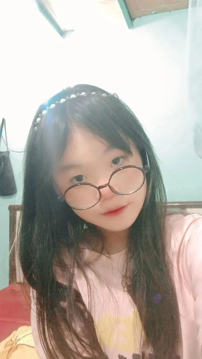 Ảnh gái xinh đeo kính 2k9