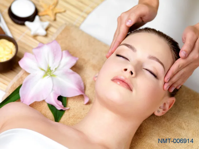 Tranh dán tường 3D Cô gái xinh đẹp trong tiệm spa - Tranh Spa