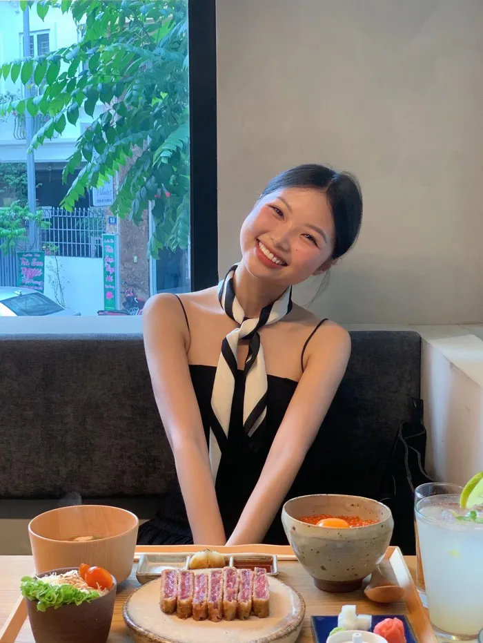 Cô gái viral với loạt ảnh “tan làm vẫn xinh”: Sắp sang tuổi 30 chỉ muốn đi  làm về sớm, nấu một bữa cơm ngon rồi ăn cùng chồng