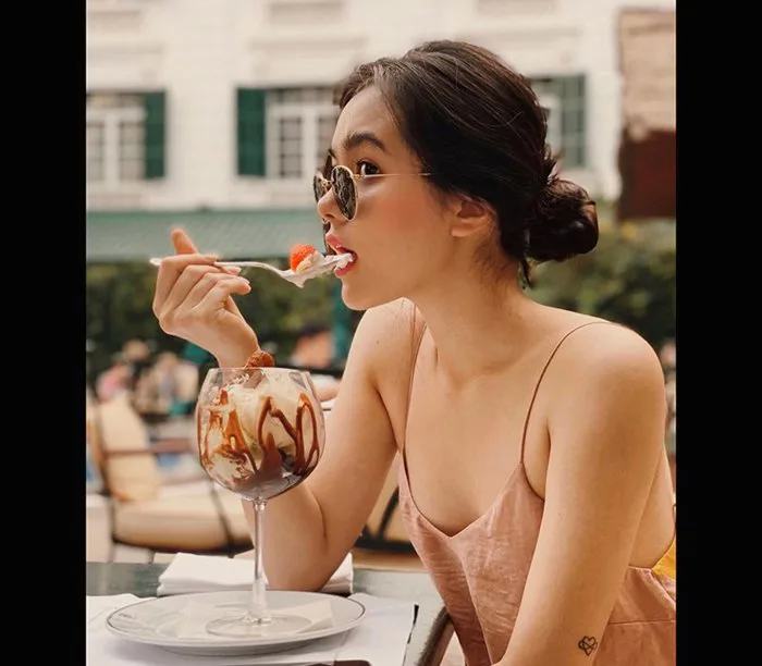 Vô tình bị chụp lén khi ăn kem, cô nàng trở thành hiện tượng nhan sắc giới  hot girl Việt