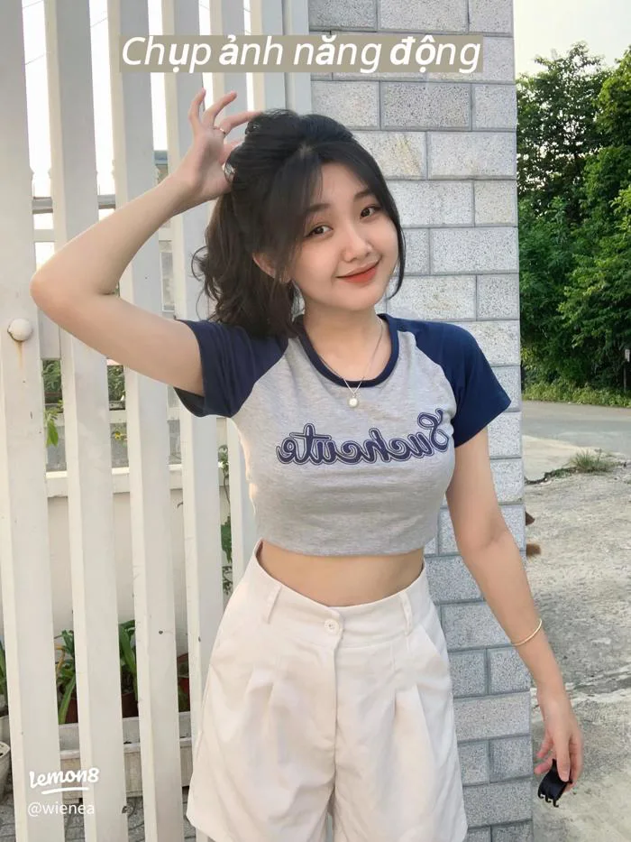 Các kiểu áo croptop năng động kèm hình ảnh mẫu phối quần short trắng